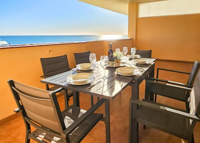 דירה Two Bedroom To Rent In Carvajal